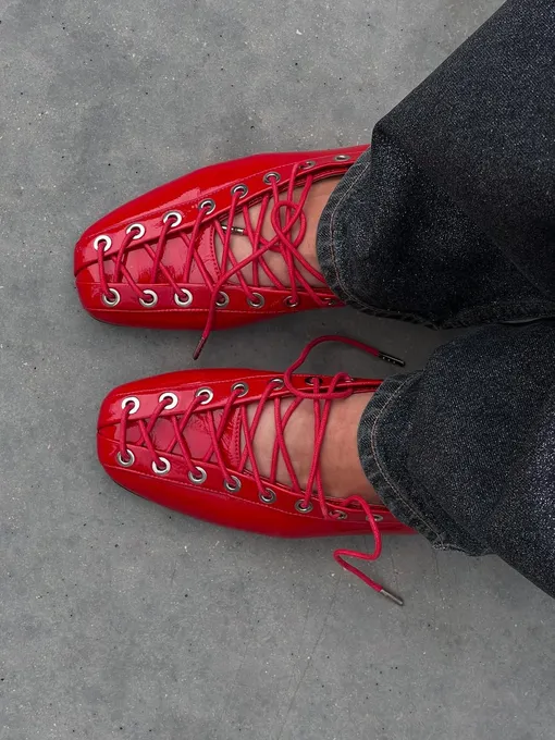 Балетки со шнуровкой: так выглядит самая модная обувь лета 2026