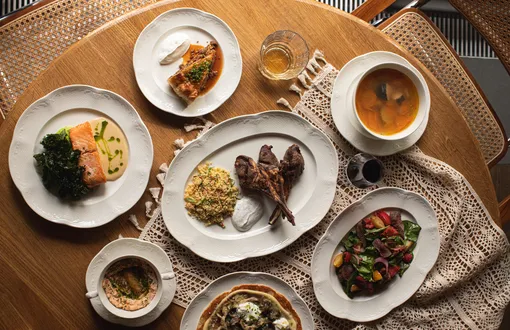 Большие завтраки, десерты жуткие и прекрасные, анчоусы и гуляш со сметаной: свежий дайджест гастрономических новостей