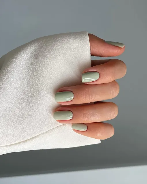 Маникюр «с холодком»: мятные оттенки для ногтей летом
