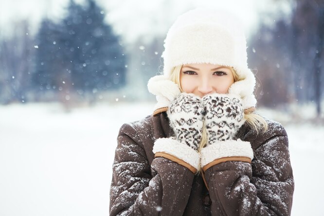 Правила зимней укладки: 4 лучших лайфхака для сохранения красивой прически под шапкой
