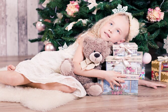 Подарки детям на Новый год 2024: топ лучших идей, что подарить мальчику, девочке