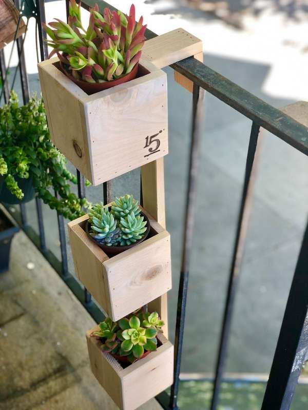 Как расставить растения на балконе, чтобы он выглядел, словно сад