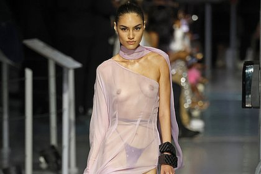 Модный редактор портала WWD Алекс Бадиа назвал прозрачную одежду трендом весны 2023 года.