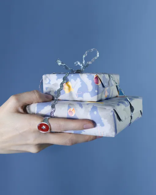 Модный дайджест недели: собираемся на корпоратив и ищем стильные новогодние подарки