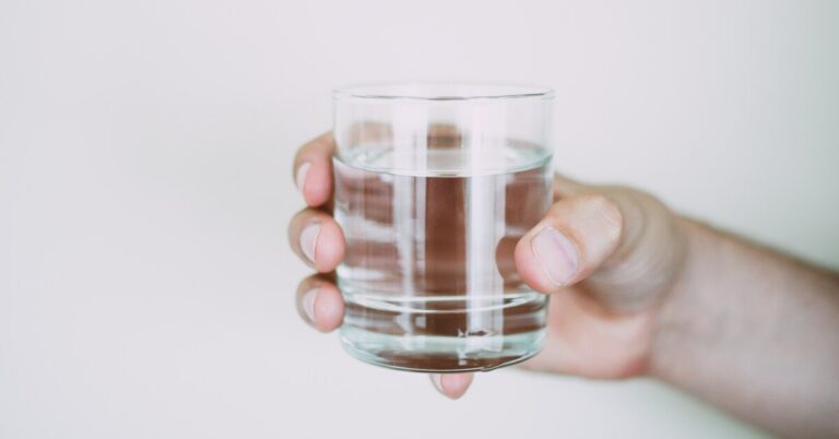 За какое время до сна можно выпить последний стакан воды — чтобы проснуться без отеков