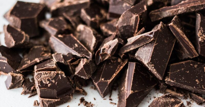 Мы все едим шоколад неправильно: эксперты рассказали, какие ошибки портят вкус лакомства