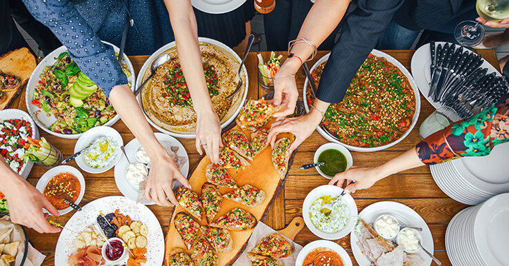 Опасности праздничного стола: 7 советов, как совместить диету и вечеринку