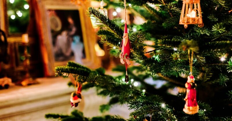 Как заставить самую дешевую искусственную елку выглядеть настоящей: 3 трюка от дизайнера интерьеров Как заставить самую дешевую искусственную елку выглядеть настоящей: 3 трюка от дизайнера интерьеров