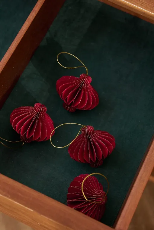 Срочно собираемся на Новый год и выбираем подарки: последний фэшн-дайджест 2025 года Срочно собираемся на Новый год и выбираем подарки: последний фэшн-дайджест 2025 года