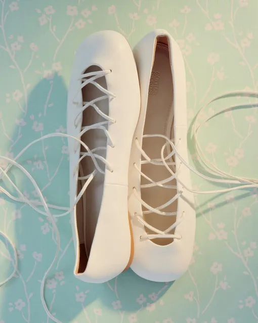 Балетки со шнуровкой: так выглядит самая модная обувь лета 2026