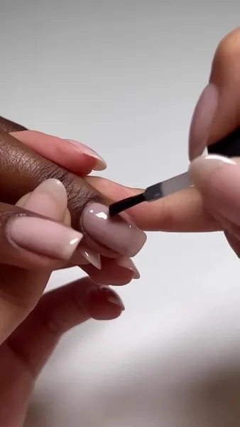 Как выглядит самый модный нюдовый маникюр осени-2025: 5 вариантов ванильного стекла