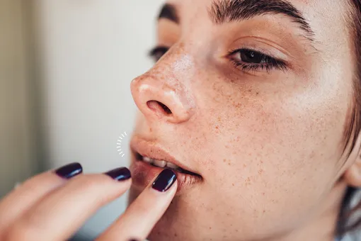 Проверь себя: какая привычка убивает красоту и здоровье твоих губ