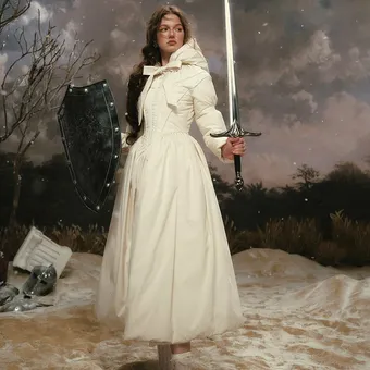 Оверсайз – в топку? Теперь модно одеваться, как средневековая принцесса