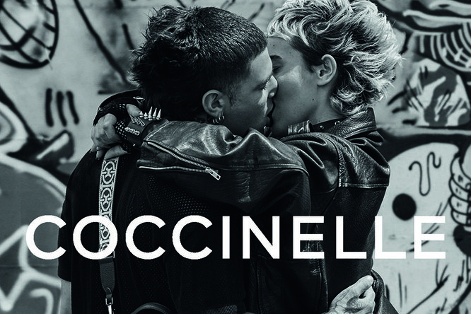 Мы — одно целое: новая кампания Coccinelle заряжает на любовь без границ