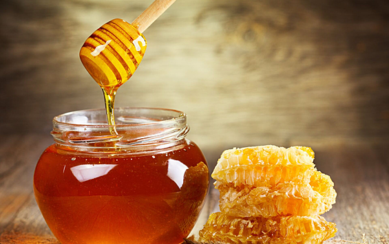Врач-гастроэнтеролог рассказала, что мед не стоит применять вместо лекарств.