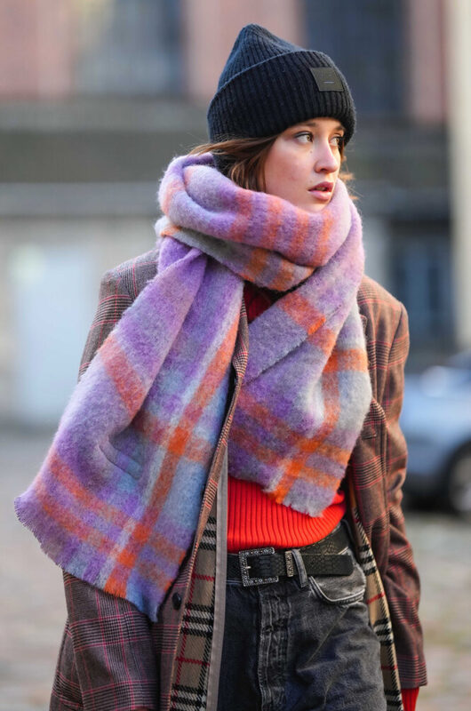 Как выглядит самый модный клетчатый шарф этой зимы: подборка и советы по уходу