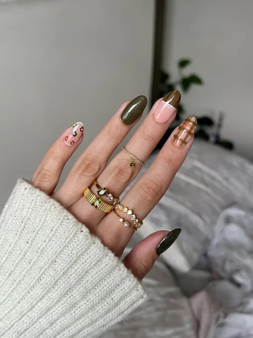 С пледом и какао: 8 стильных маникюров в клетку, которые сделают осень уютнее С пледом и какао: 8 стильных маникюров в клетку, которые сделают осень уютнее