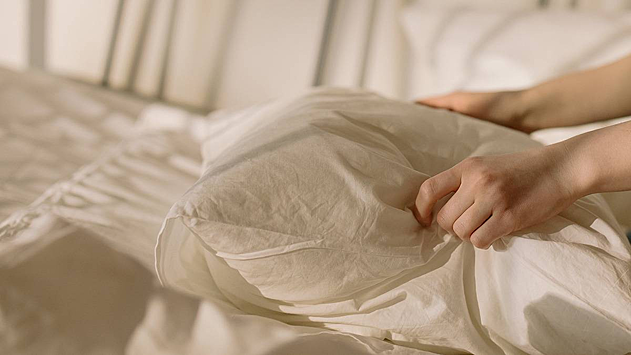 Не стоит покупать самое дешевое постельное белье: оно будет неприятным в использовании.