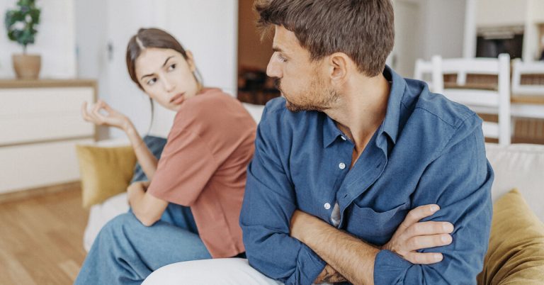 Обесценивание в отношениях: признаки и способы преодоления