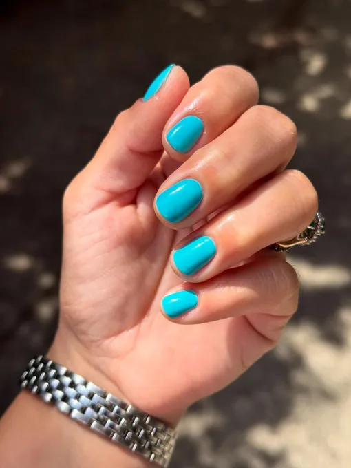 Лучше любых аксессуаров: 11 цветов лака для ногтей, которые подойдут под любую одежду в твоем шкафу