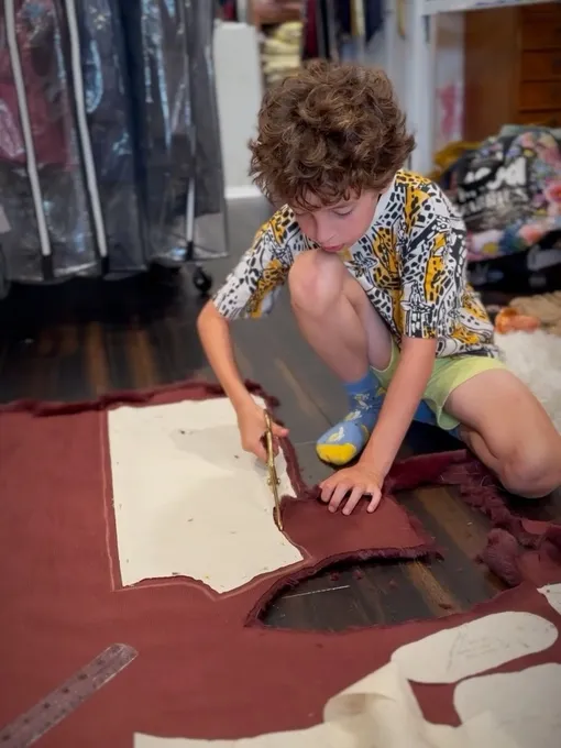 Говорит, что в прошлой жизни был Гуччи: как 9-летний дизайнер открыл модный дом и успел сделать домашку