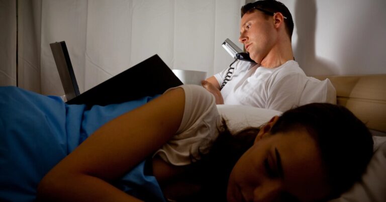 Что делать, если мужчина живет только работой: советы психолога