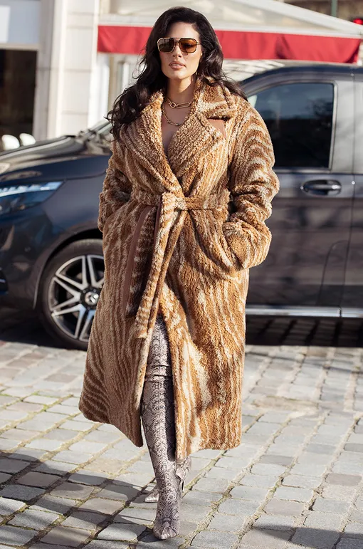 В стиле Эшли Грэм: 3 пальто, которые стройнят В стиле Эшли Грэм: 3 пальто, которые стройнят