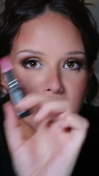 Майский снег: 5 блестящих и необычных «зимних» макияжей, которые выглядят стильно даже весной и летом