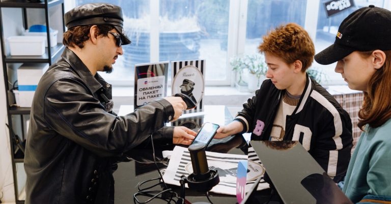 SQWOZ BAB и VK Музыка: обмен пакетов на мерч