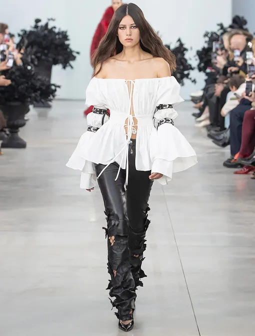 Оверсайз – в топку? Теперь модно одеваться, как средневековая принцесса