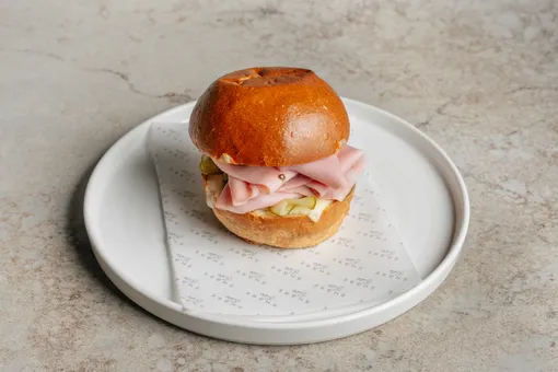 Новые рестораны не в центре, сеты, бранчи и завтраки: свежий гастрономический дайджест, с которым приятно начать год