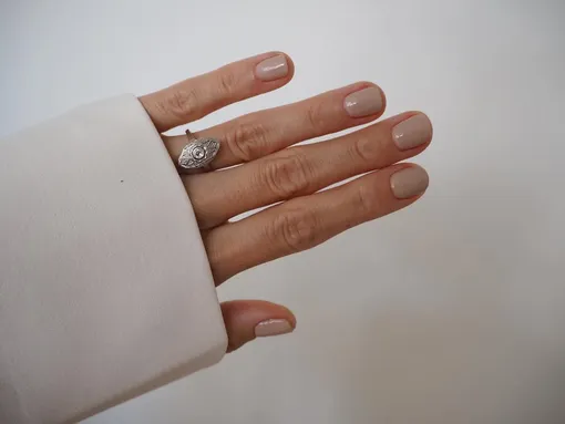 Лучше любых аксессуаров: 11 цветов лака для ногтей, которые подойдут под любую одежду в твоем шкафу