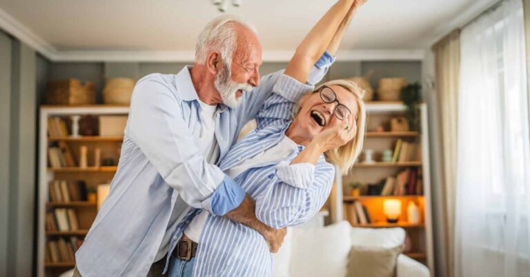 7 простых привычек, которые защитят ваш брак, когда вам исполнится 50 лет