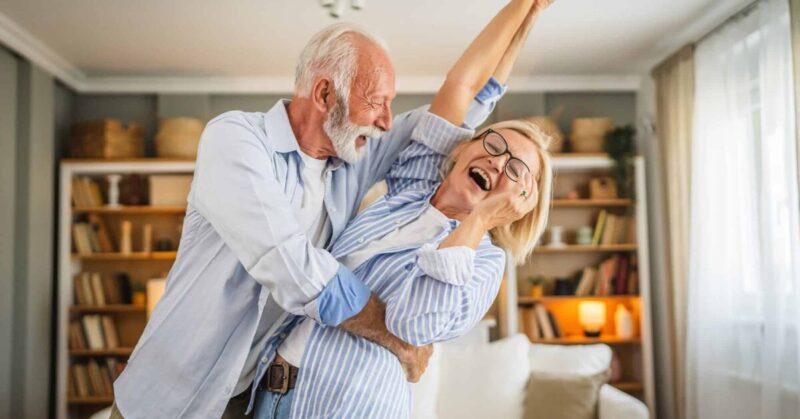 7 простых привычек, которые защитят ваш брак, когда вам исполнится 50 лет