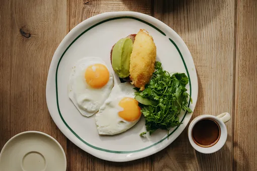 Большие завтраки, десерты жуткие и прекрасные, анчоусы и гуляш со сметаной: свежий дайджест гастрономических новостей