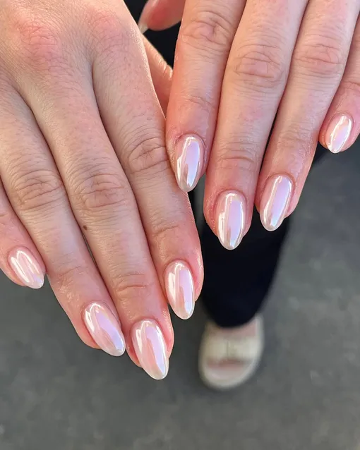 Лучше любых аксессуаров: 11 цветов лака для ногтей, которые подойдут под любую одежду в твоем шкафу