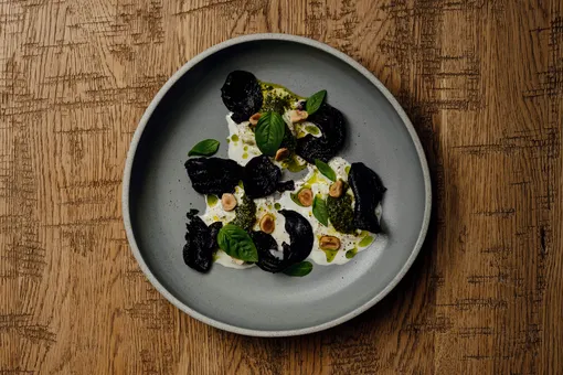 Большие завтраки, десерты жуткие и прекрасные, анчоусы и гуляш со сметаной: свежий дайджест гастрономических новостей