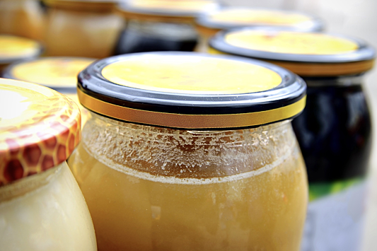 Если вы купили мед, а на нем со временем образовалась белая пена, не нужно сразу расстраиваться.