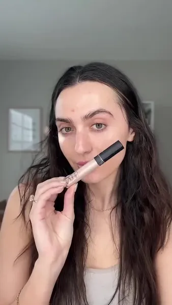 Игра со светом: как правильно замазать прыщи с помощью консилера и хайлайтера