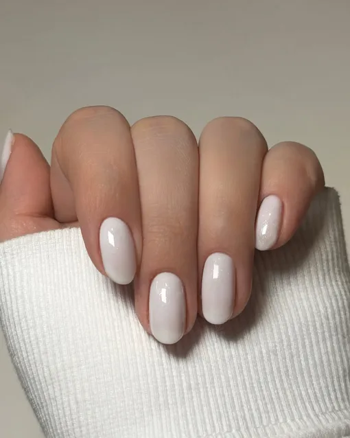 Лучше любых аксессуаров: 11 цветов лака для ногтей, которые подойдут под любую одежду в твоем шкафу