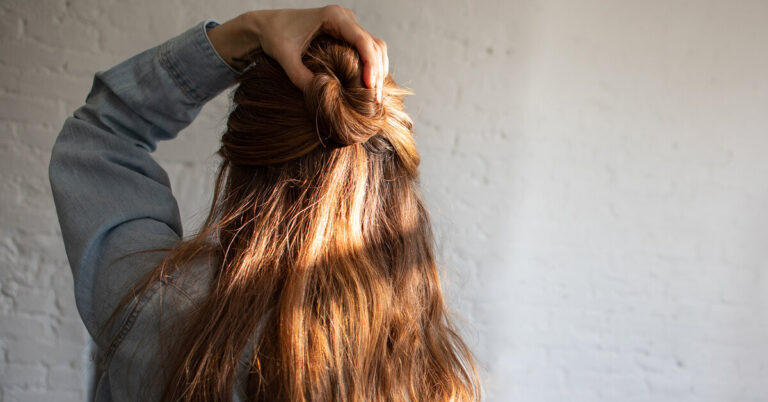 Старение волос: когда оно начинается, что его ускоряет и как помочь волосам