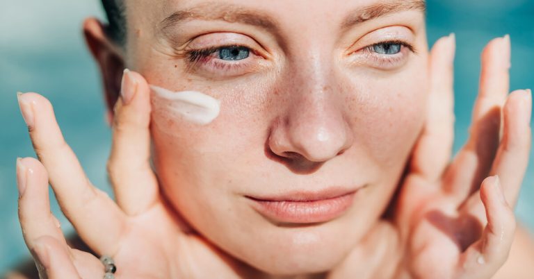 Почему ты сгораешь, даже если наносишь SPF: 13 ошибок, которые легко избежать