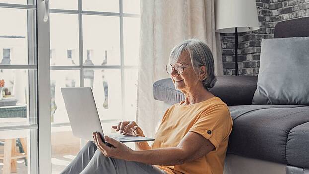 Почему нужно научить пожилых родственников пользоваться гаджетами