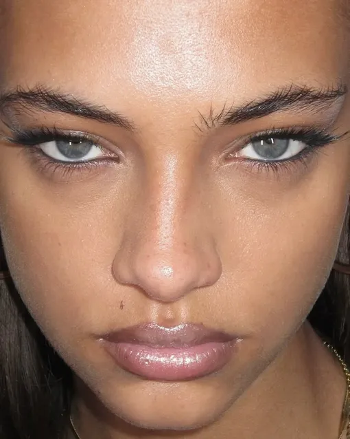 Майский снег: 5 блестящих и необычных «зимних» макияжей, которые выглядят стильно даже весной и летом