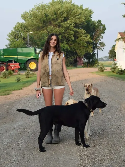 Она делает секс-бомбы: что известно о стилистке, которая одевает Сидни Суини и Лорен Санчес