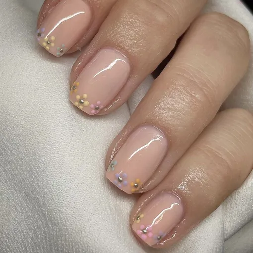 Цветы Прованса: 7 самых красивых идей французского маникюра с цветами