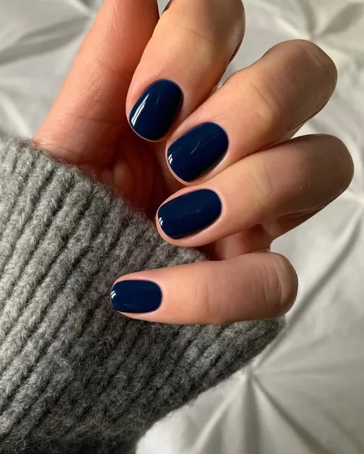 Лучше любых аксессуаров: 11 цветов лака для ногтей, которые подойдут под любую одежду в твоем шкафу