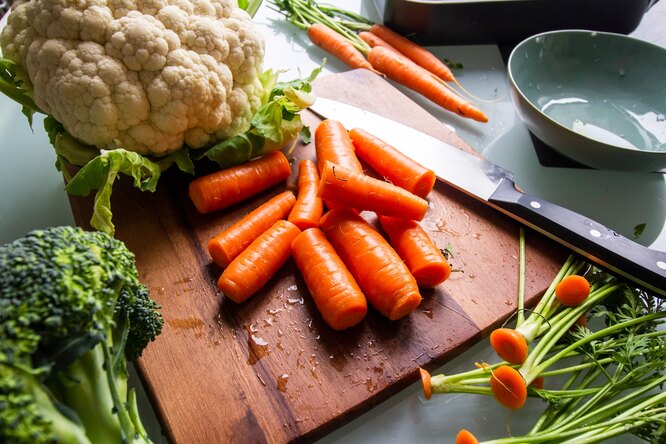 Как сделать забытые в холодильнике вялые овощи снова свежими: простой лайфхак, который освоит и ребенок