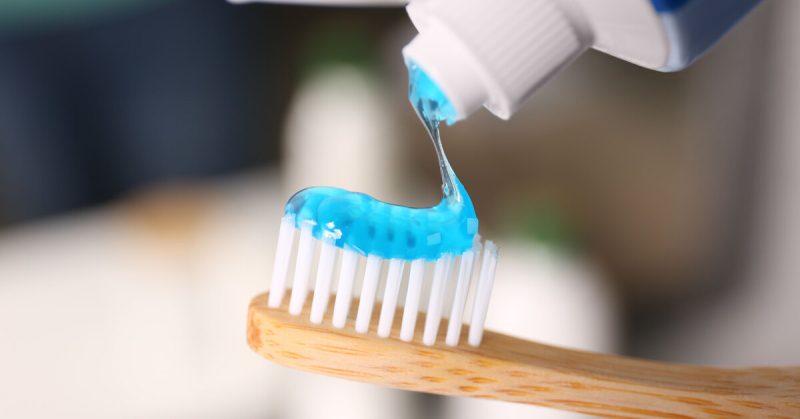 Почему зубные паста без фтора стали популярными и надо ли бежать за одной из них: объяснения стоматолога