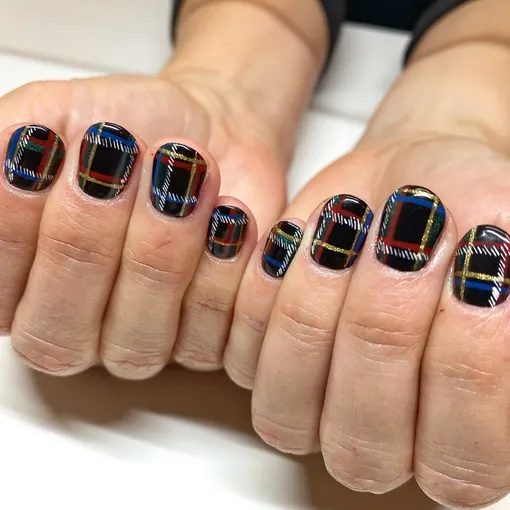 С пледом и какао: 8 стильных маникюров в клетку, которые сделают осень уютнее С пледом и какао: 8 стильных маникюров в клетку, которые сделают осень уютнее